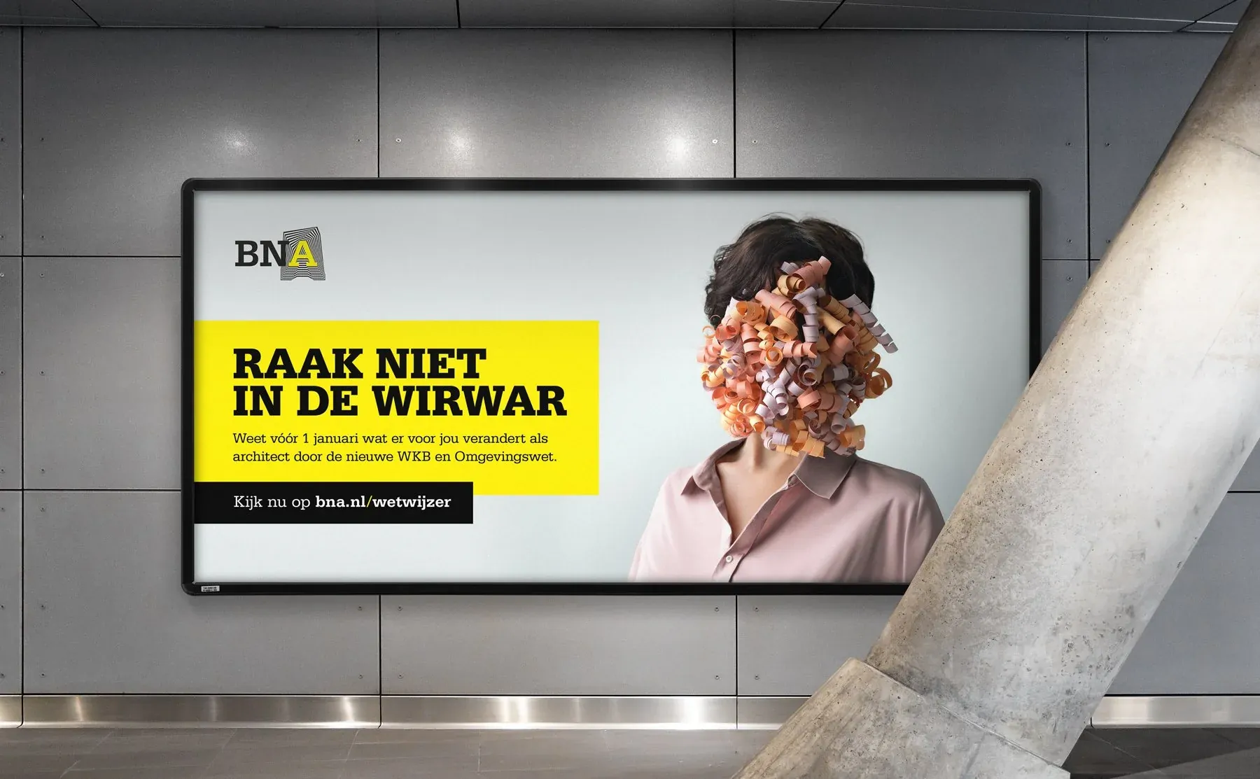 Billboard BNA: "Raak niet in de wirwar", vrouw met een hoofd van gekrulde papieren bloemen
