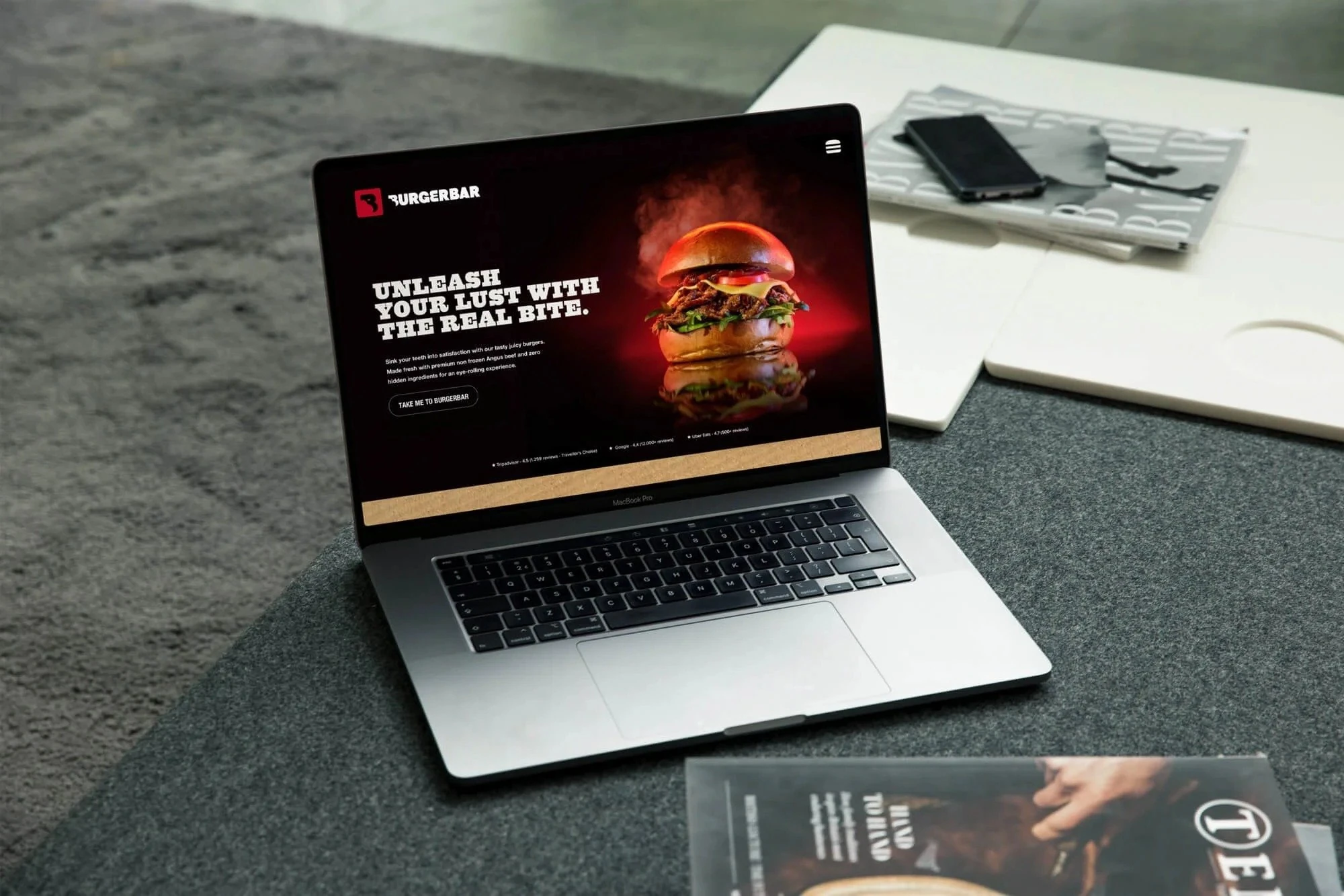 Website Burgerbar op een laptop: "Unleash your lust with the real bite", copy voor de campagne