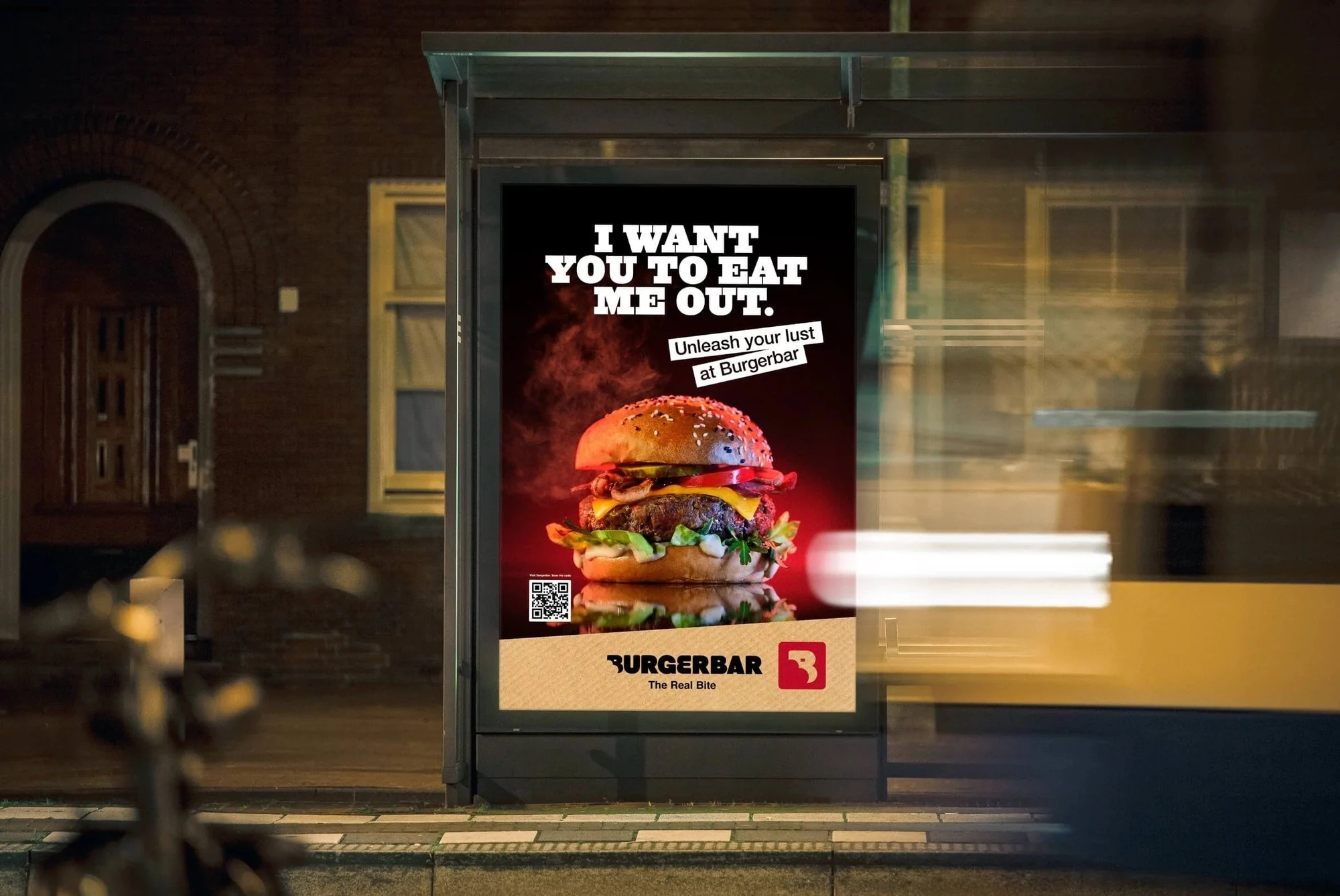 Abri-poster Burgerbar bij een tramhalte: "I want you to eat me out."
