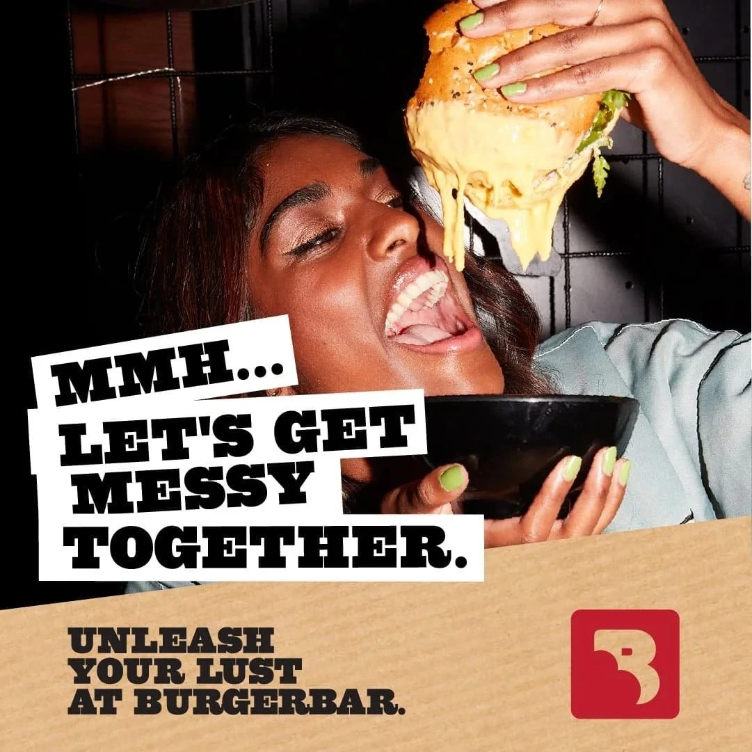 Social advertentie Burgerbar: vrouw bijt in een druipende burger. "Mmh... let's get messy together."