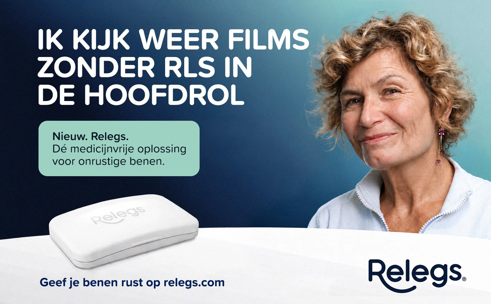 Advertentie Relegs: "Ik kijk weer films zonder RLS in de hoofdrol", vrouw naast het apparaat