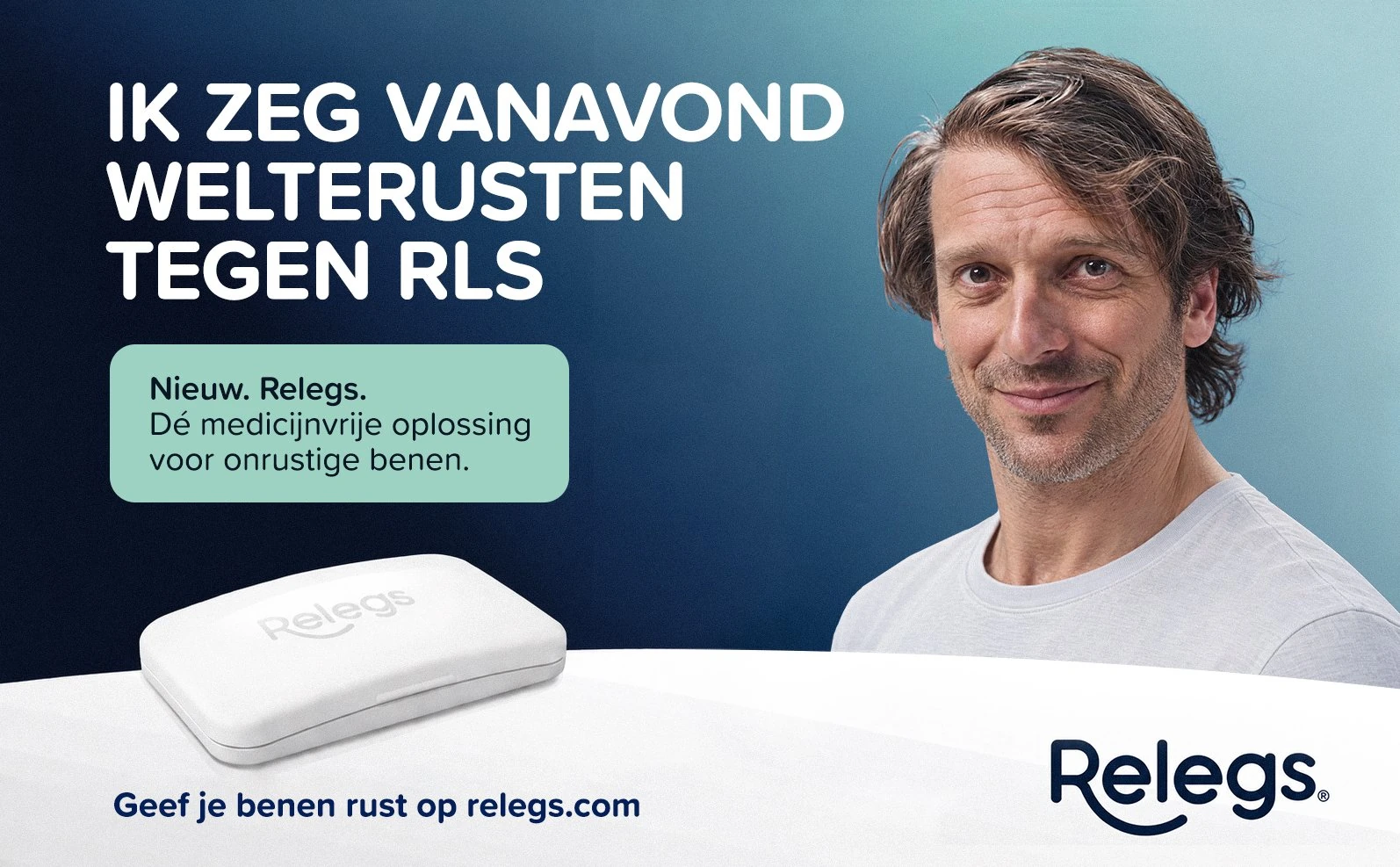 Advertentie Relegs: "Ik zeg vanavond welterusten tegen RLS", man naast het witte apparaat tegen onrustige benen