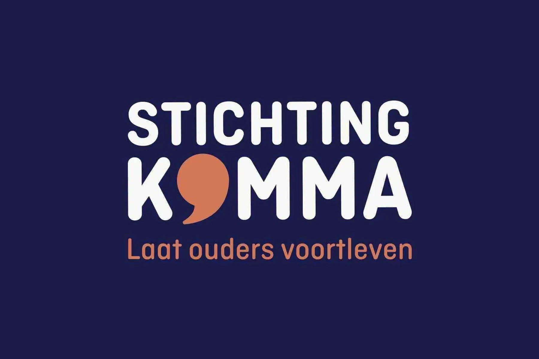 Logo Stichting Komma met de merkbelofte Laat ouders voortleven: de O als komma, op donkerblauw