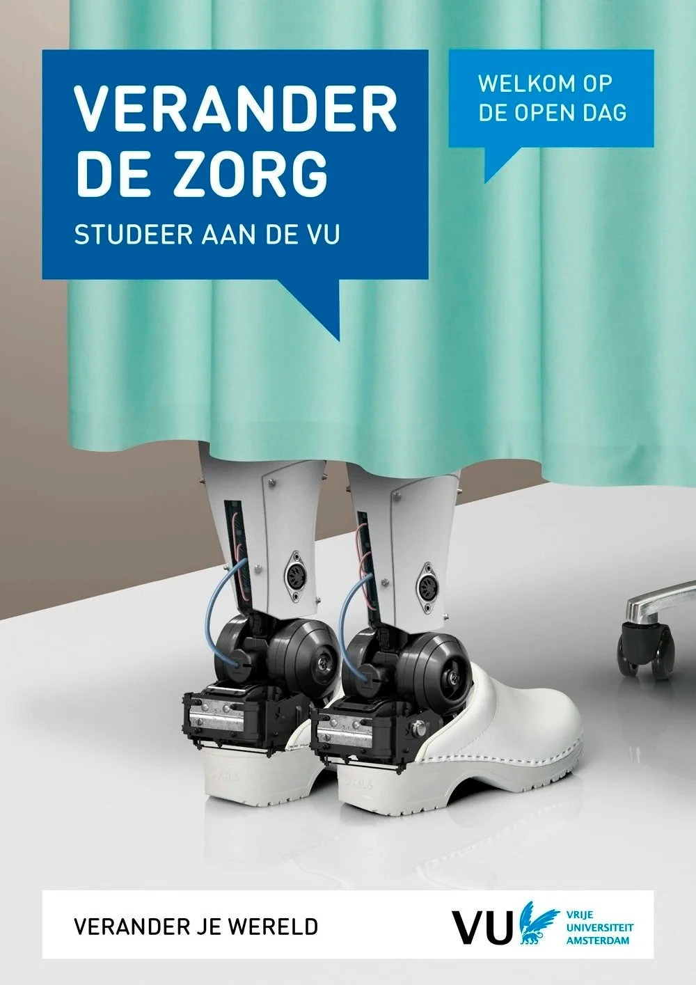 Affiche VU-campagne: "Verander de zorg", robotbenen in witte klompen onder een ziekenhuisgordijn