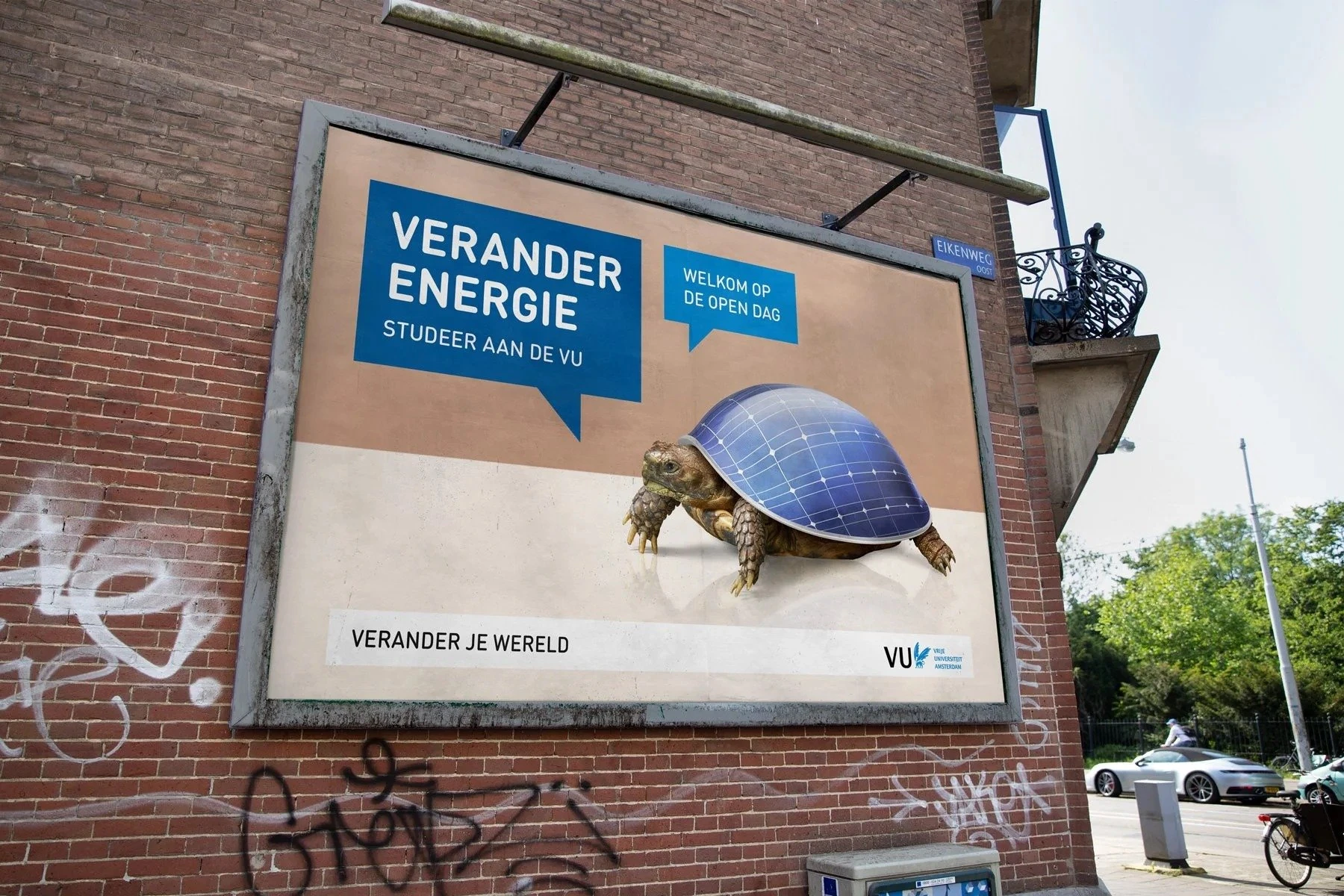Billboard VU-wervingscampagne: "Verander energie", schildpad met een zonnepaneel als schild