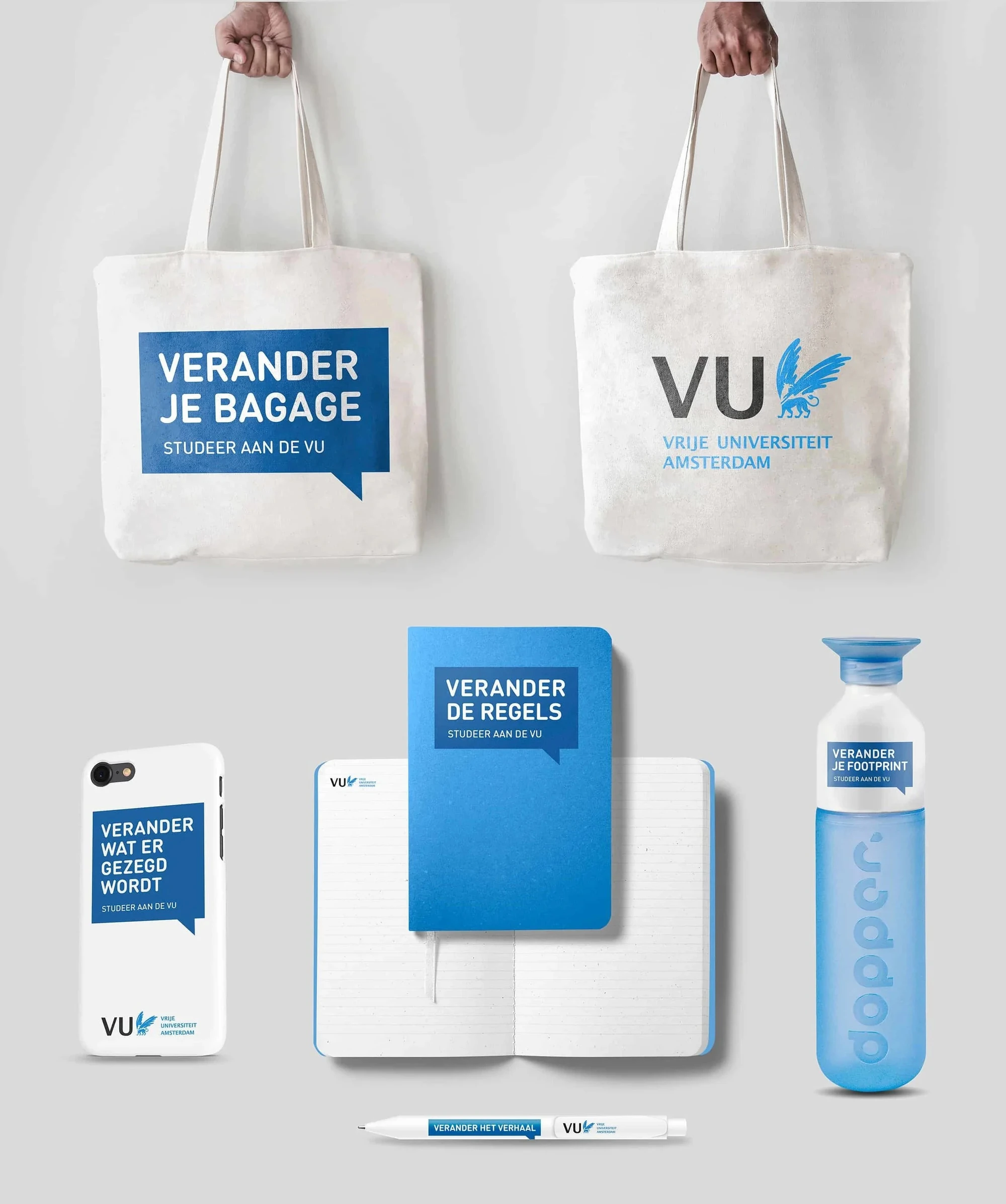 VU-merchandise met de campagnestijl: tassen, notitieboek, telefoonhoes en drinkfles met "Verander..."-teksten