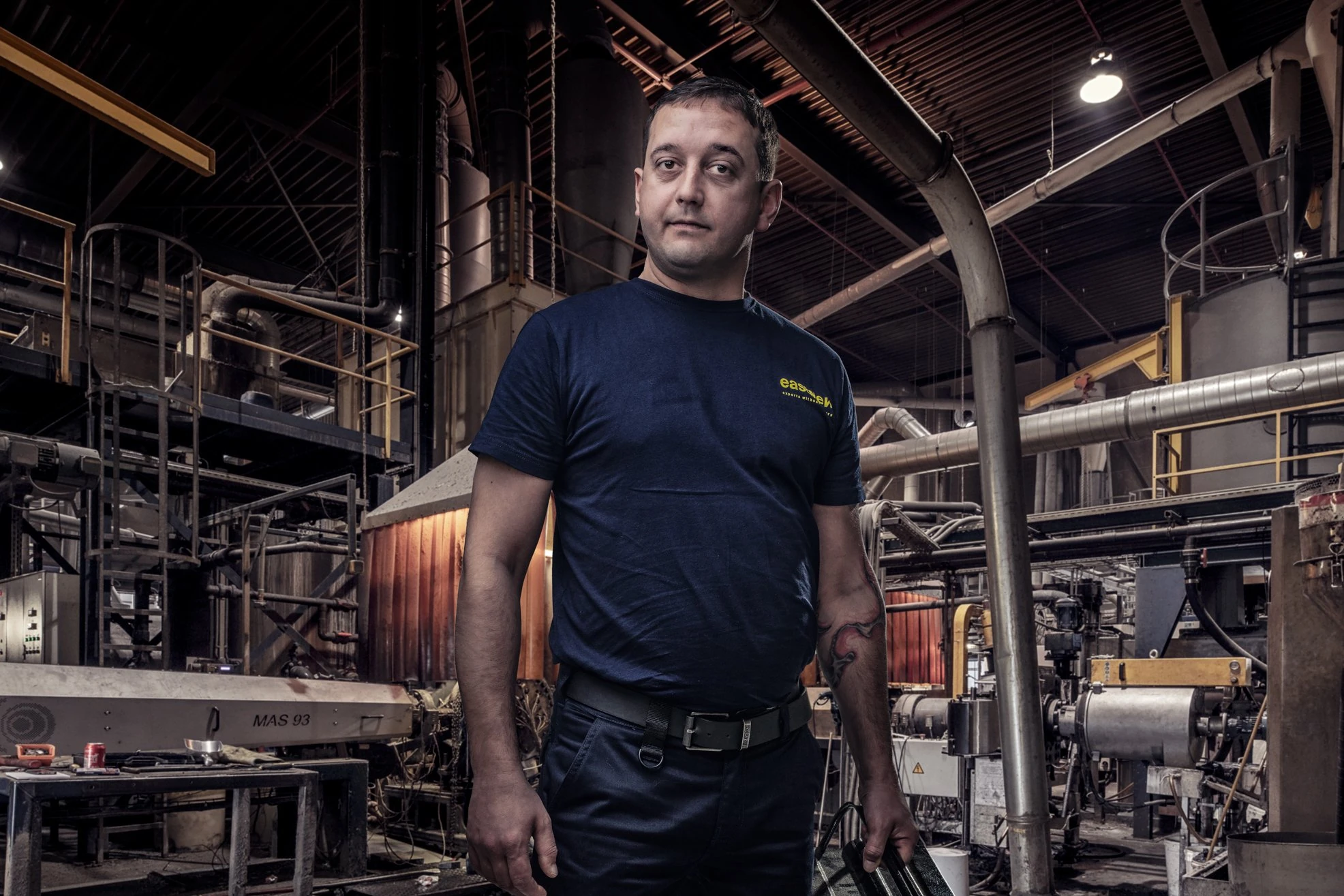 Employer branding Eastmen: vakman uit Oost-Europa in werkkleding in een fabriekshal
