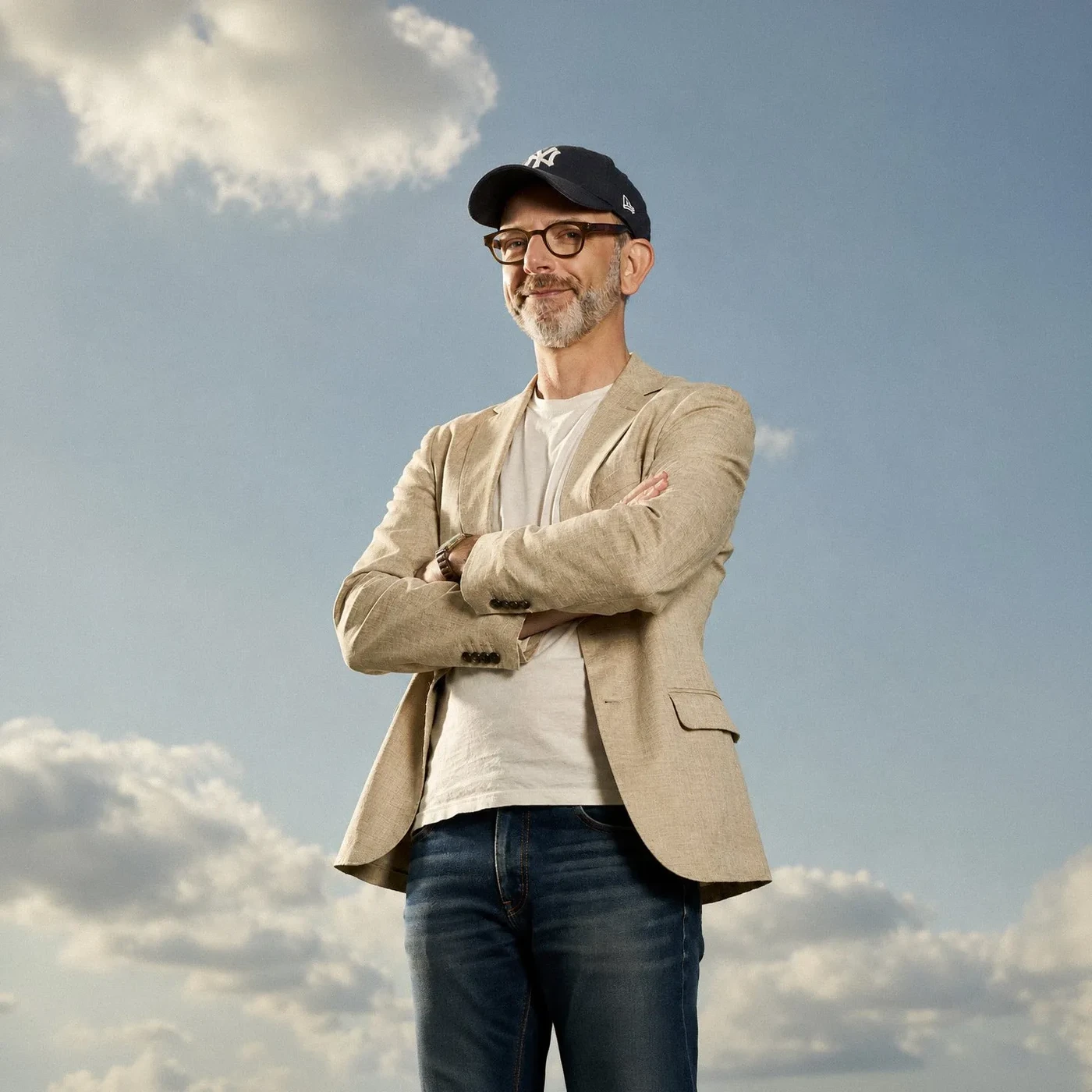 Jona Bronkhorst met zijn armen over elkaar voor een lucht met wolken